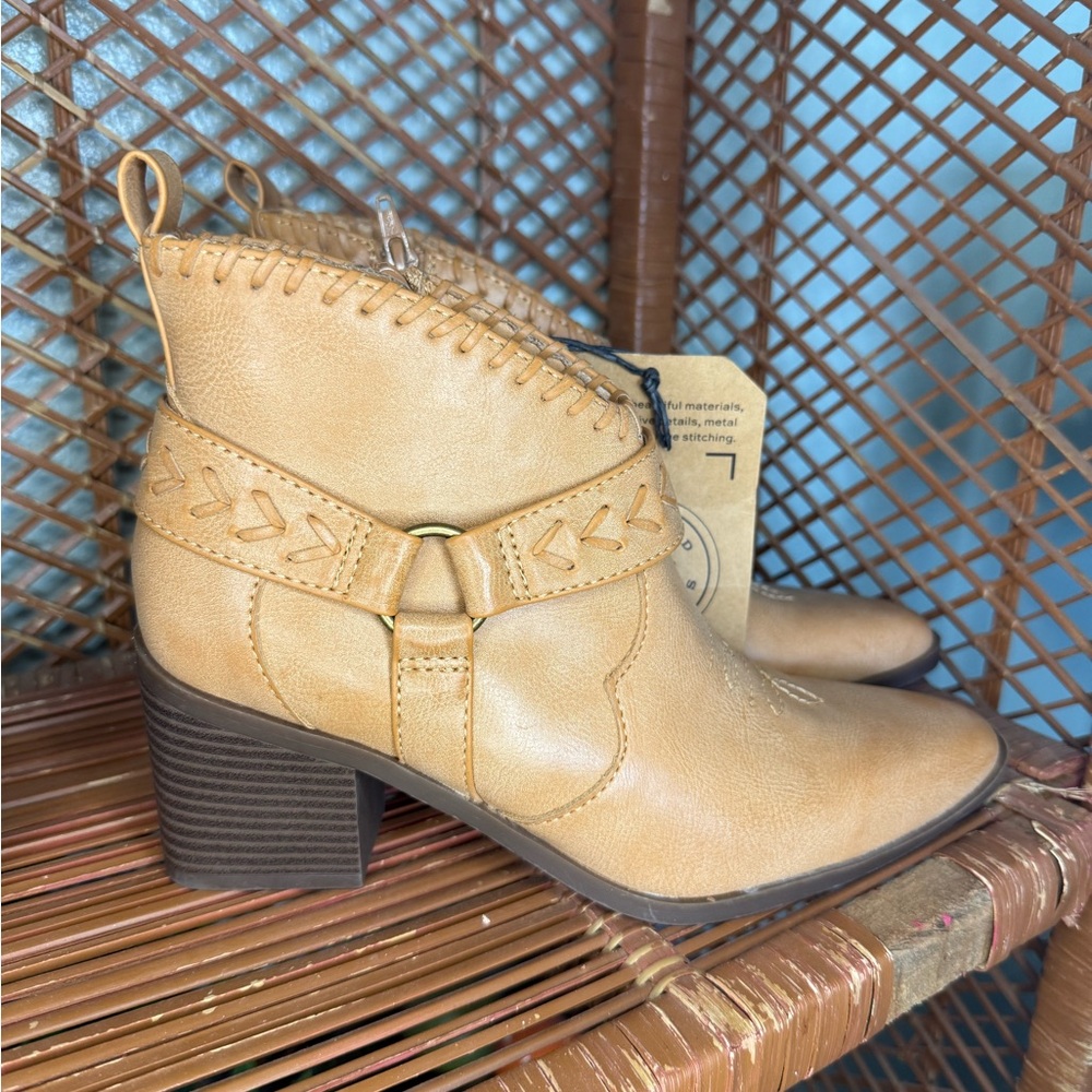 New with tags Frye and Co. Womens Palma Stacked Heel Booties Women’s size 6